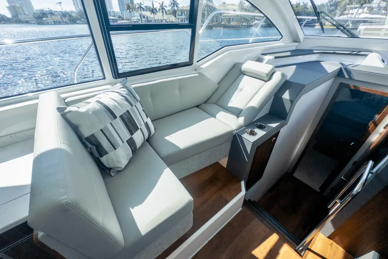 Slide: The Image of Cruisers Yachts 42 Cantius 2024 - 43