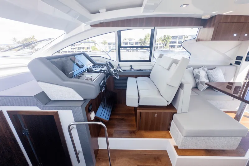 Slide: The Image of Cruisers Yachts 42 Cantius 2024 - 45