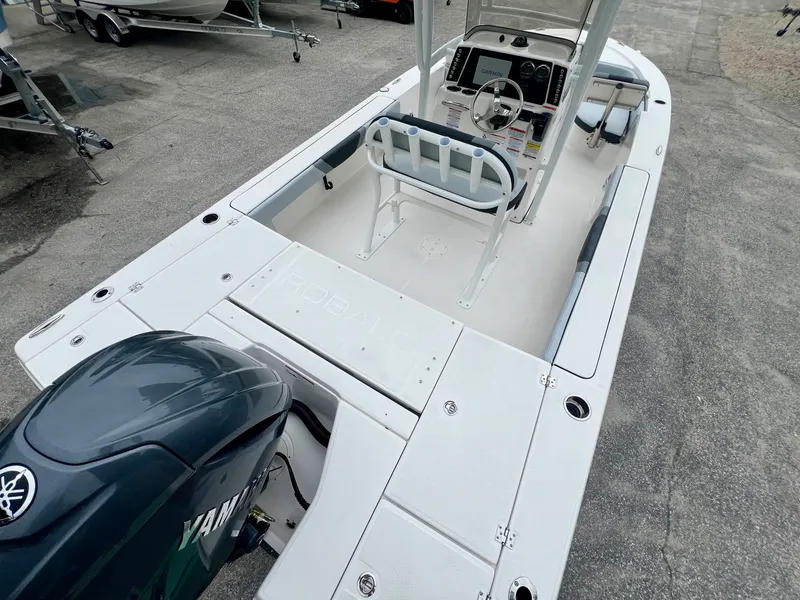 Slide: The Image of Robalo R226 2027 - 8