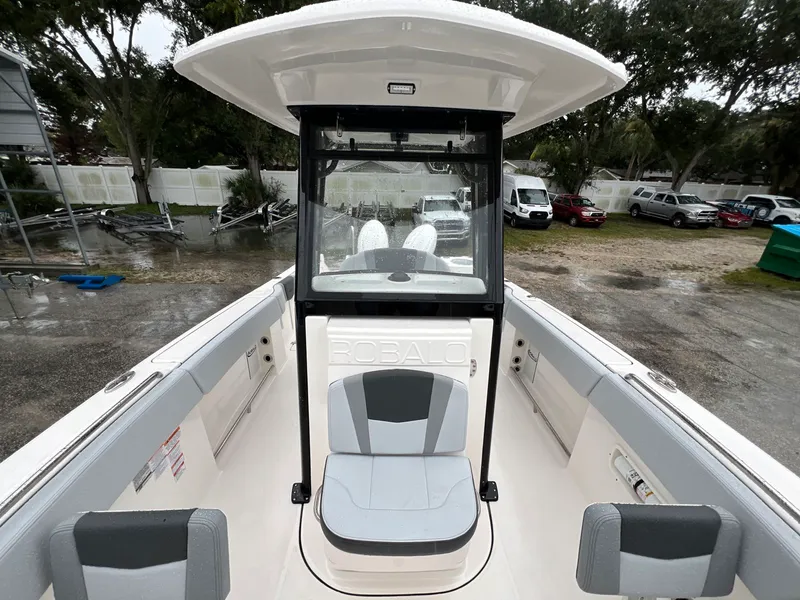 Slide: The Image of Robalo R250 2027 - 23