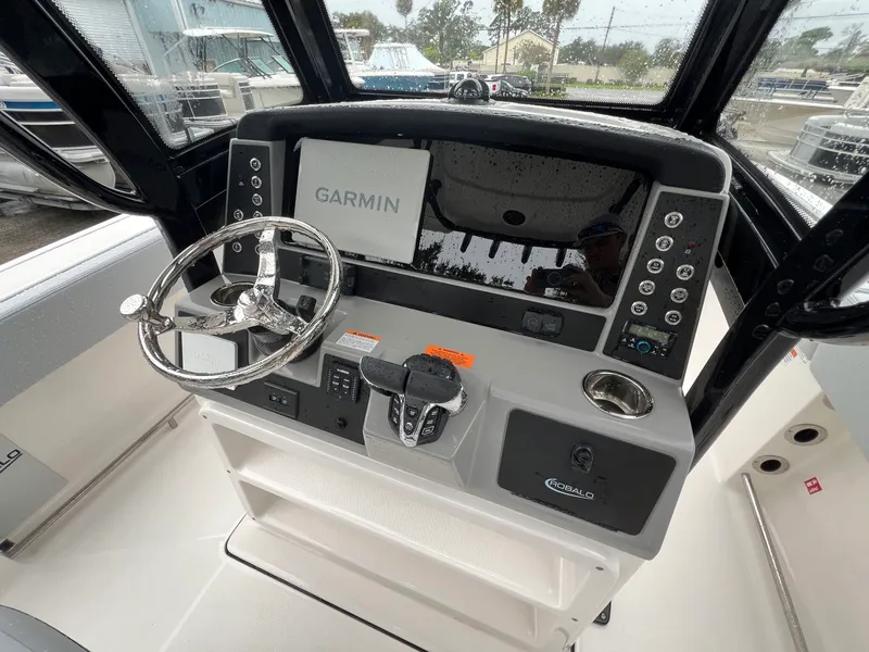 Slide: The Image of Robalo R250 2027 - 16