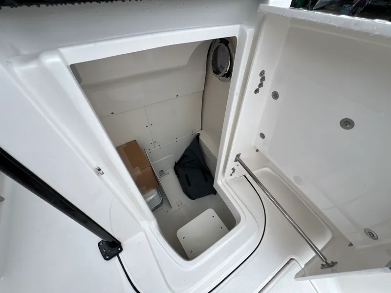 Slide: The Image of Robalo R250 2027 - 24