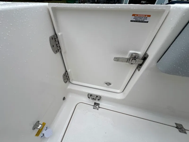 Slide: The Image of Robalo R250 2027 - 13