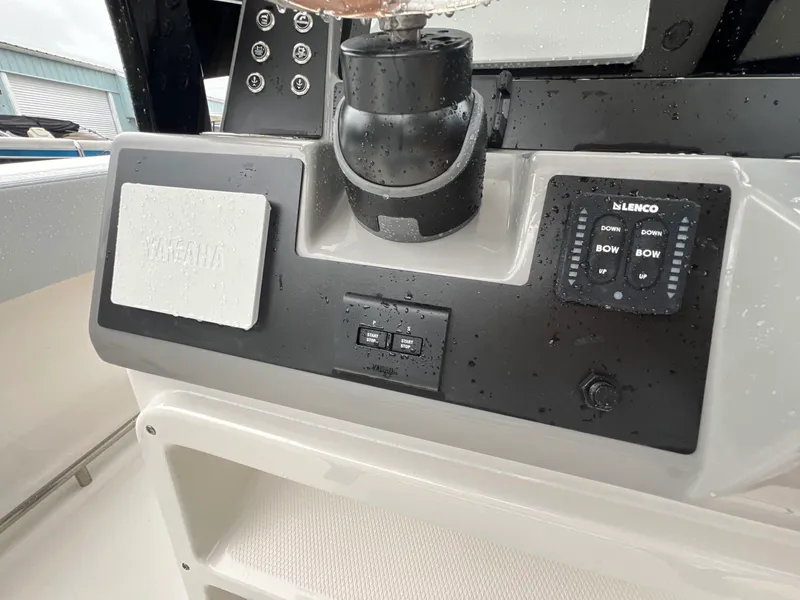 Slide: The Image of Robalo R250 2027 - 18