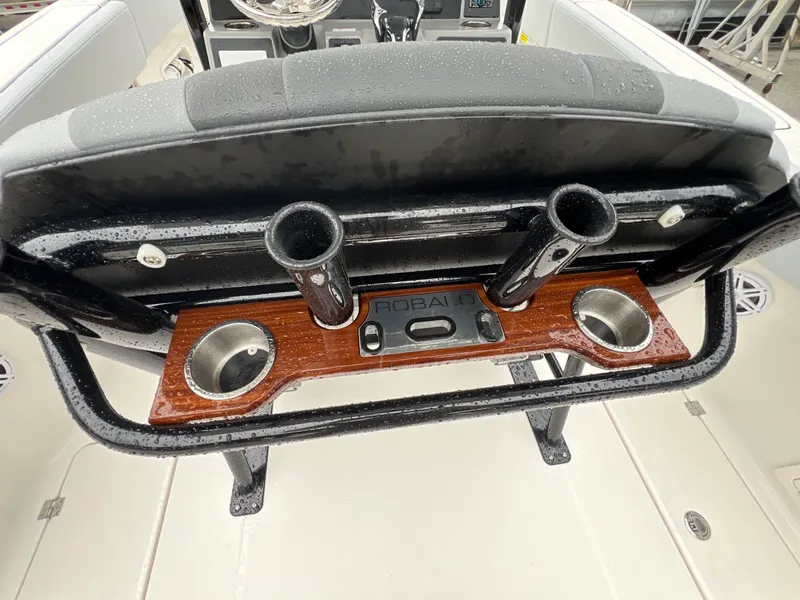 Slide: The Image of Robalo R250 2027 - 14