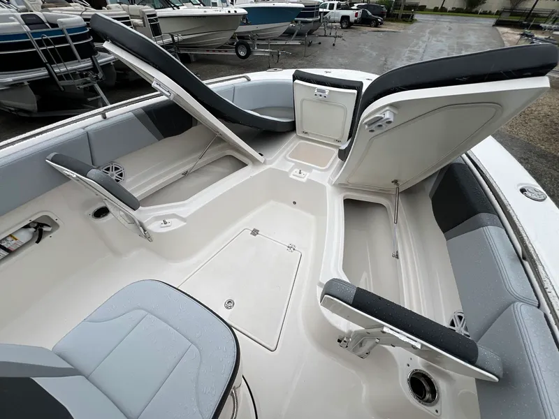 Slide: The Image of Robalo R250 2027 - 22