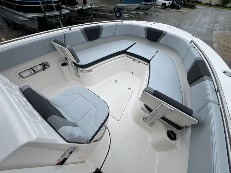 Slide: The Image of Robalo R250 2027 - 21