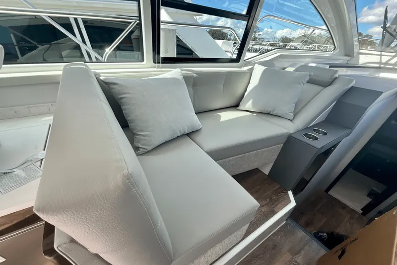 Slide: The Image of Cruisers Yachts 42 Cantius 2024 - 14