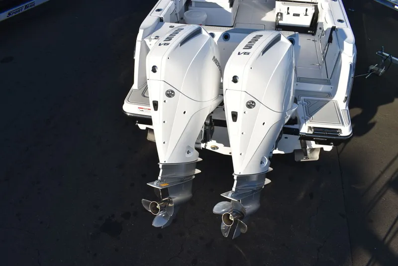 Slide: The Image of Blackfin 252DC 2024 - 5