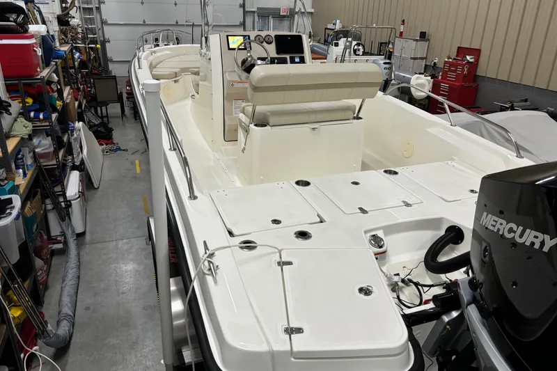 Slide: The Image of Boston Whaler 250 Dauntless 2024 - 10