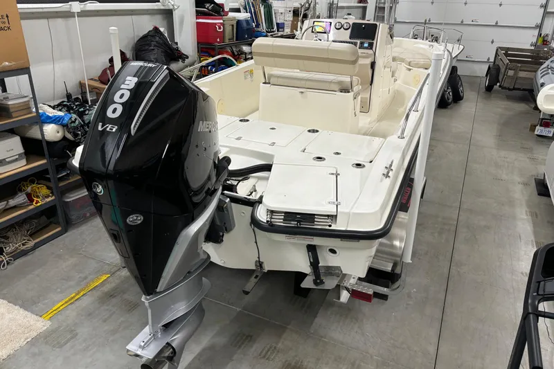 Slide: The Image of Boston Whaler 250 Dauntless 2024 - 9