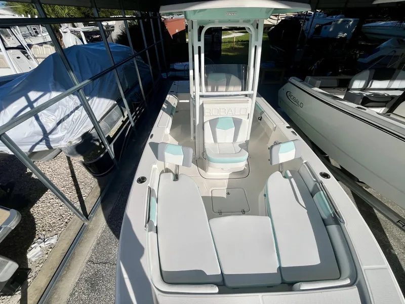 Slide: The Image of Robalo R226 2027 - 8
