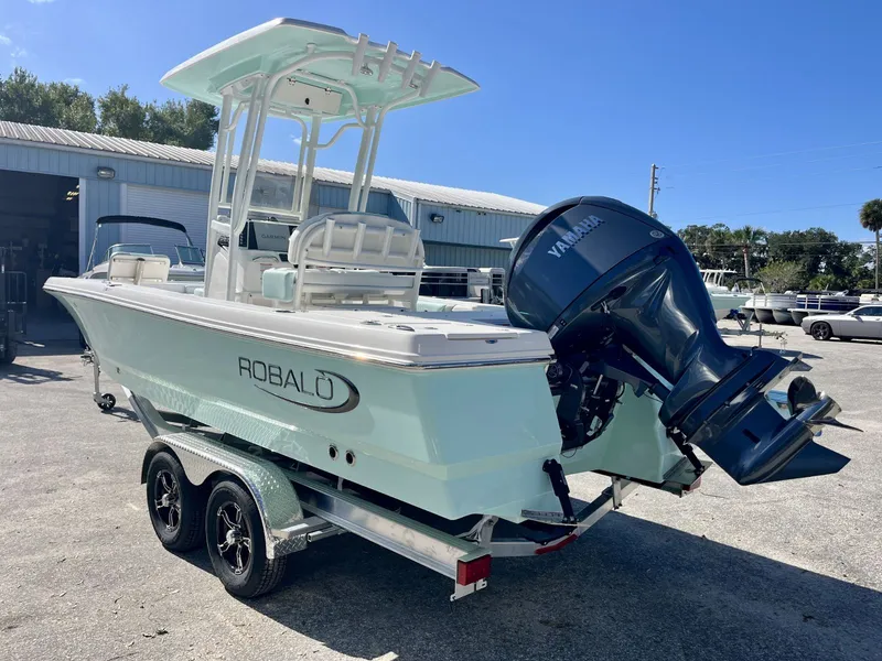 Slide: The Image of Robalo R226 2027 - 6