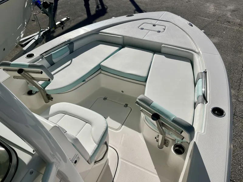 Slide: The Image of Robalo R226 2027 - 10