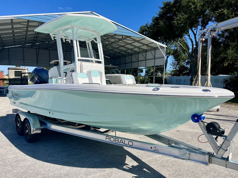 The Image of Robalo R226 2027 - 0
