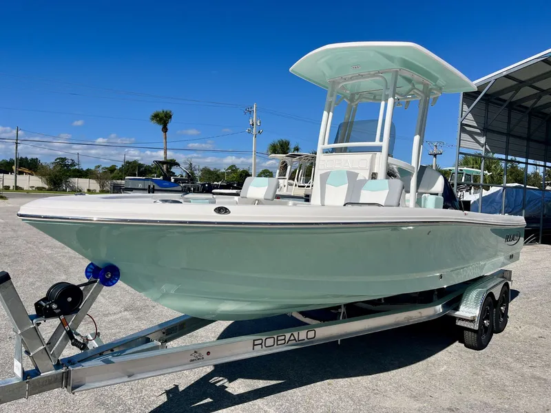 Slide: The Image of Robalo R226 2027 - 1