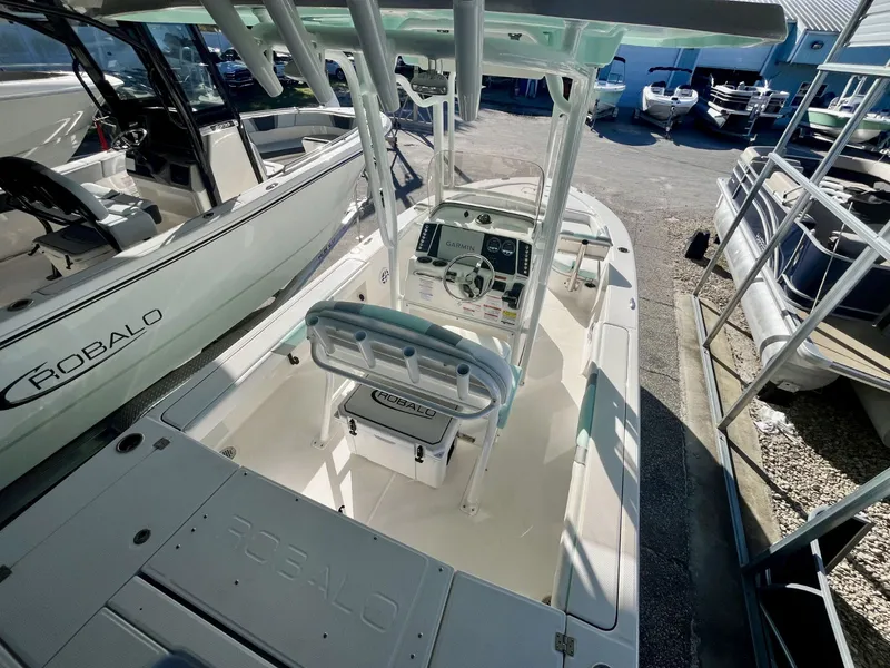 Slide: The Image of Robalo R226 2027 - 9