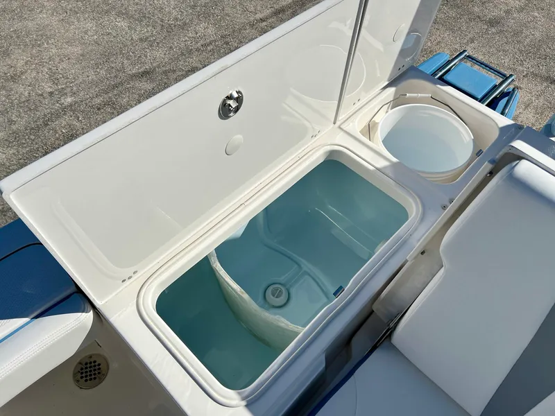 Slide: The Image of Robalo 246 2026 - 10