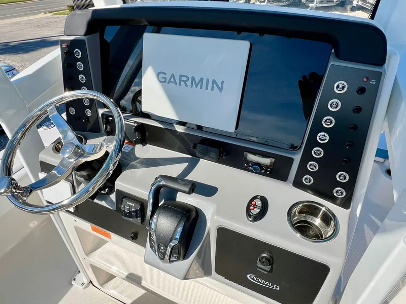 Slide: The Image of Robalo 246 2026 - 17