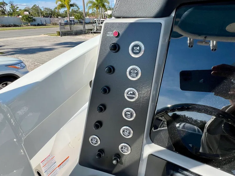 Slide: The Image of Robalo 246 2026 - 18