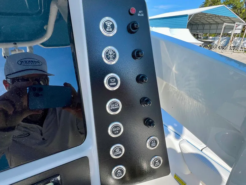 Slide: The Image of Robalo 246 2026 - 19