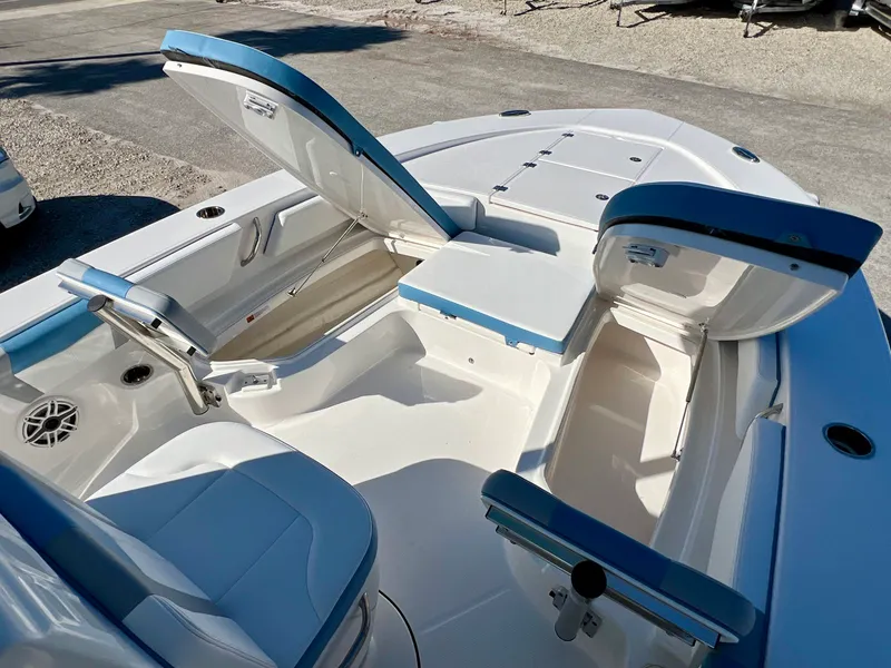 Slide: The Image of Robalo 246 2026 - 27