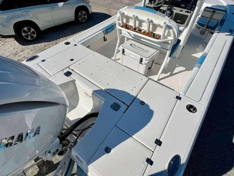 Slide: The Image of Robalo 246 2026 - 8