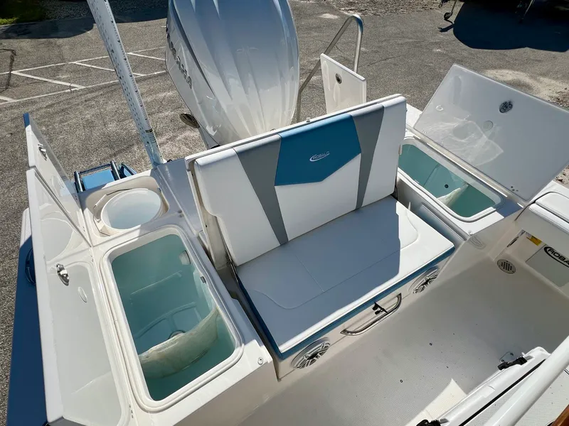 Slide: The Image of Robalo 246 2026 - 9