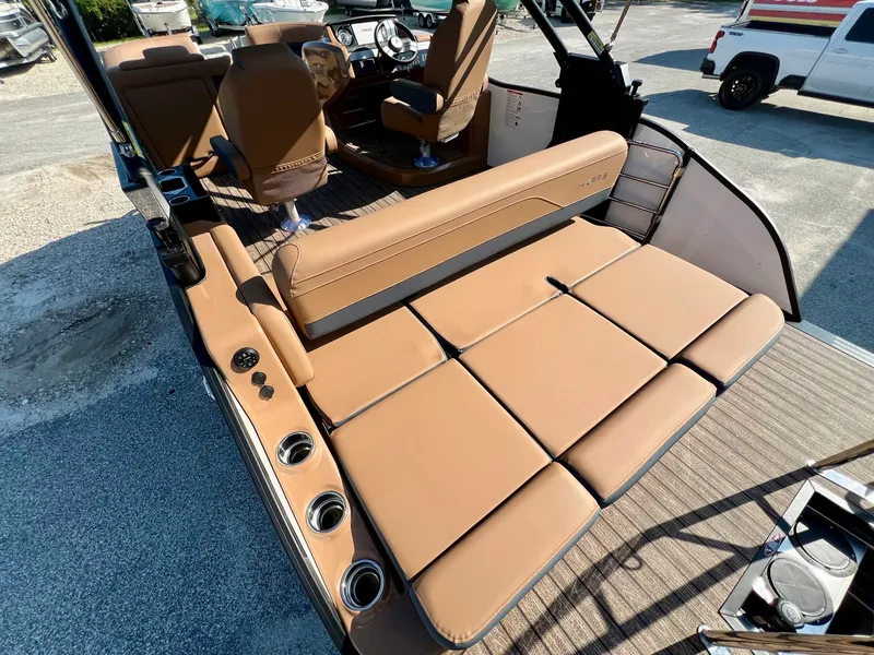 Slide: The Image of Harris Grand Mariner 230 2026 - 10