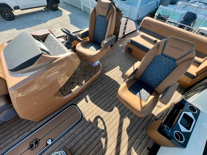 Slide: The Image of Harris Grand Mariner 230 2026 - 12