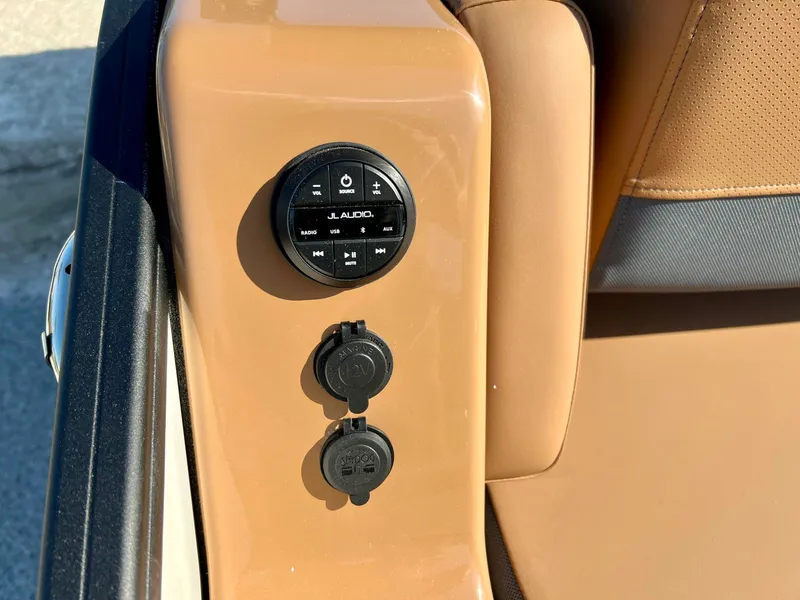 Slide: The Image of Harris Grand Mariner 230 2026 - 15