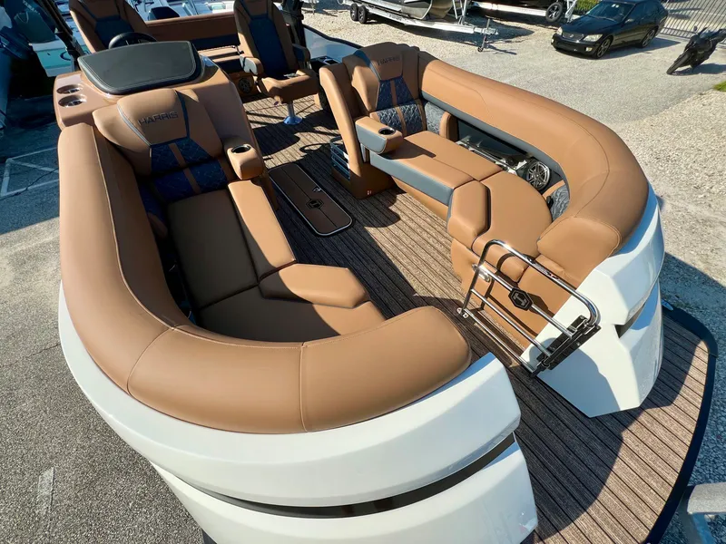 Slide: The Image of Harris Grand Mariner 230 2026 - 8