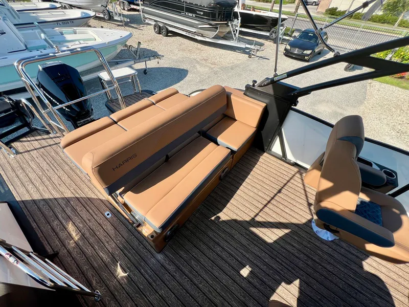 Slide: The Image of Harris Grand Mariner 230 2026 - 9