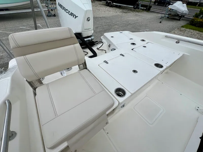 Slide: The Image of Boston whaler 25DNT 2026 - 10