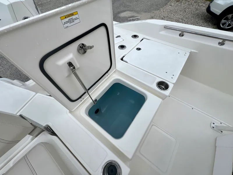 Slide: The Image of Boston whaler 25DNT 2026 - 11