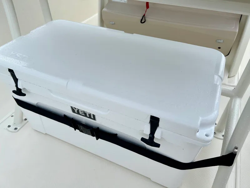 Slide: The Image of Boston whaler 25DNT 2026 - 14