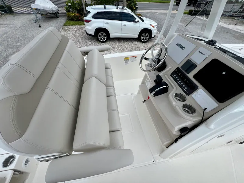 Slide: The Image of Boston whaler 25DNT 2026 - 16