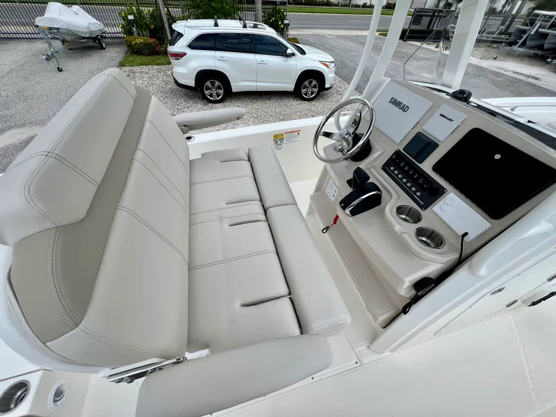 Slide: The Image of Boston whaler 25DNT 2026 - 17