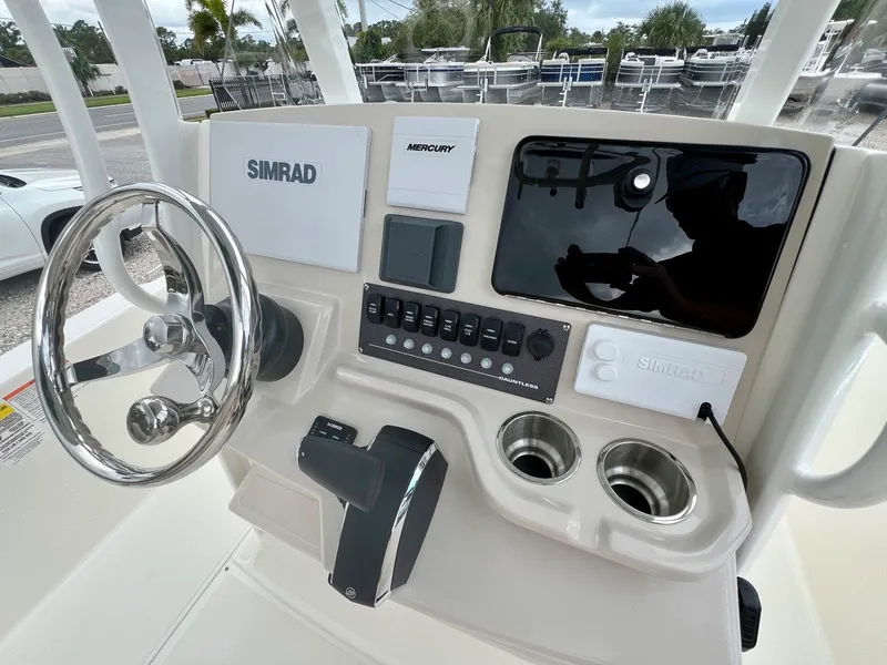 Slide: The Image of Boston whaler 25DNT 2026 - 19
