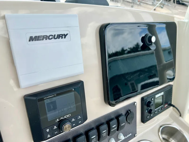 Slide: The Image of Boston whaler 25DNT 2026 - 21