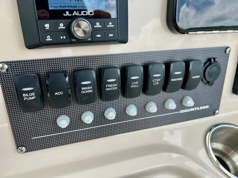 Slide: The Image of Boston whaler 25DNT 2026 - 22