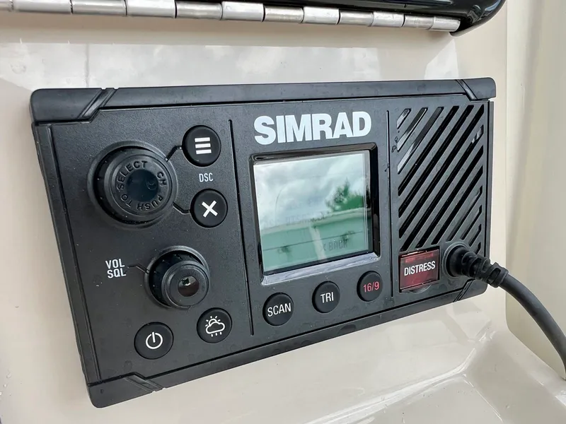 Slide: The Image of Boston whaler 25DNT 2026 - 23