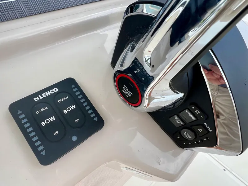 Slide: The Image of Boston whaler 25DNT 2026 - 24