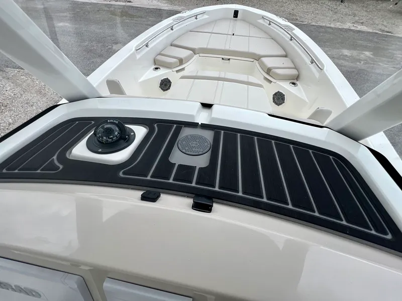 Slide: The Image of Boston whaler 25DNT 2026 - 25