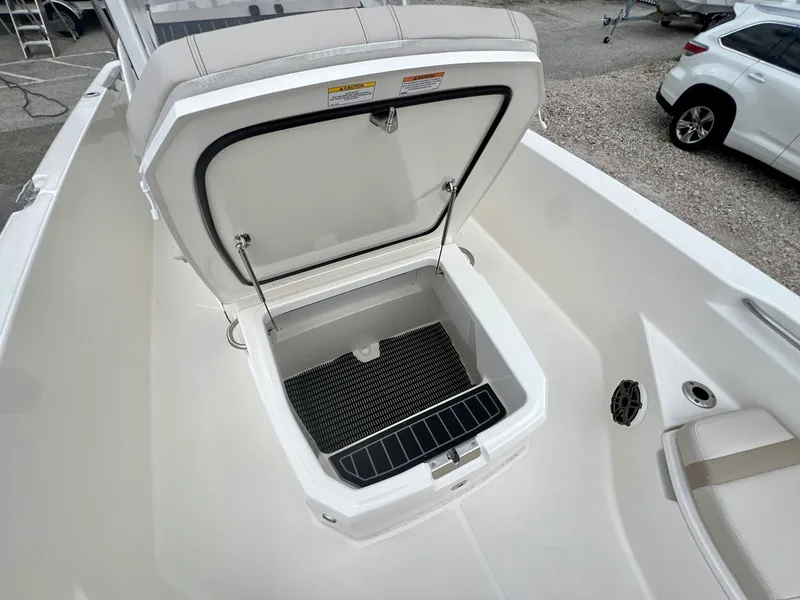 Slide: The Image of Boston whaler 25DNT 2026 - 29