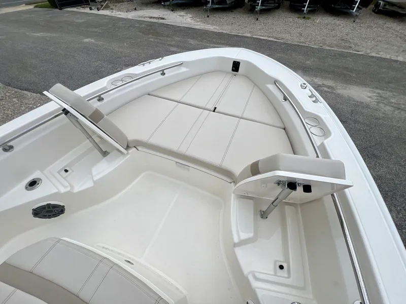 Slide: The Image of Boston whaler 25DNT 2026 - 32