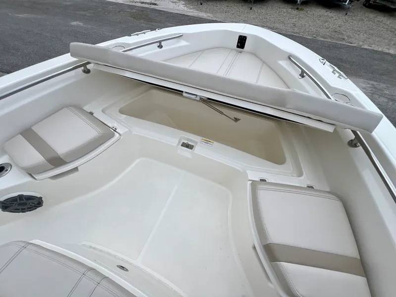 Slide: The Image of Boston whaler 25DNT 2026 - 33