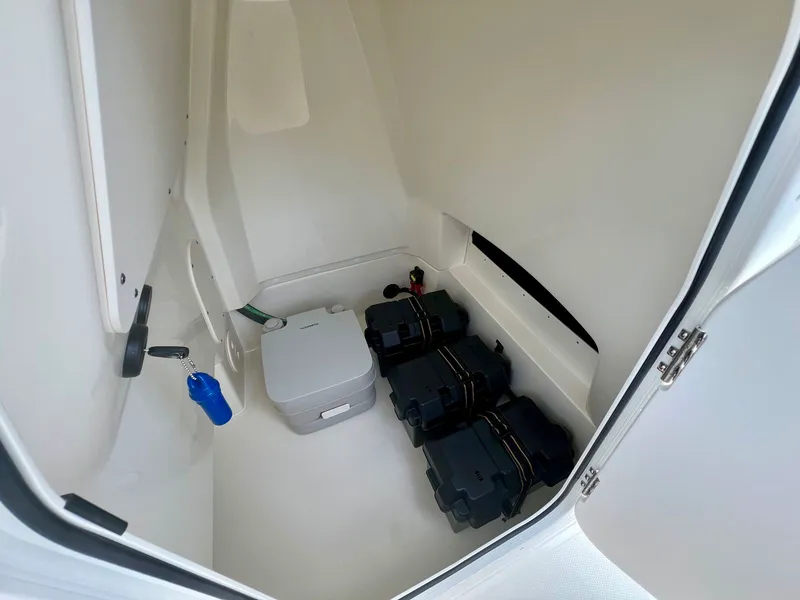 Slide: The Image of Boston whaler 25DNT 2026 - 35