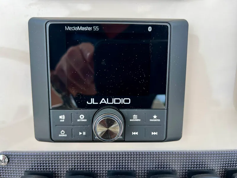 Slide: The Image of Boston whaler 22DNT 2026 - 15