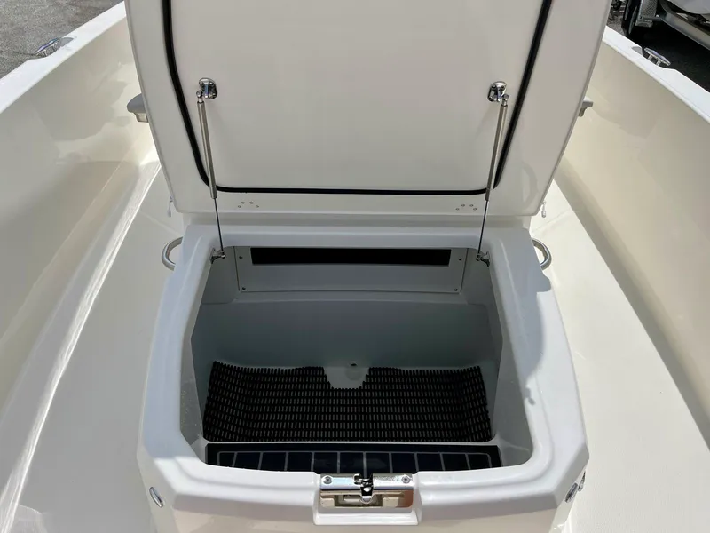 Slide: The Image of Boston whaler 22DNT 2026 - 22